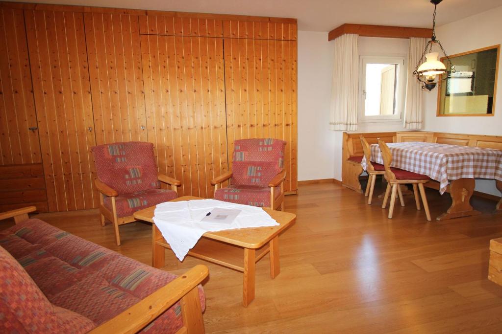 Posezení v ubytování Residenza Lagrev 1 1 2 Zimmerwohnung Nr 011 - Typ 15A - Hochparterre - N W
