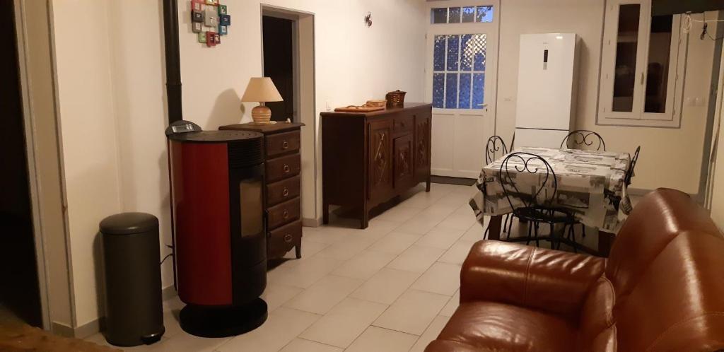 - un salon avec un canapé et une commode dans l'établissement maison 475 bis a parentis, à Parentis-en-Born