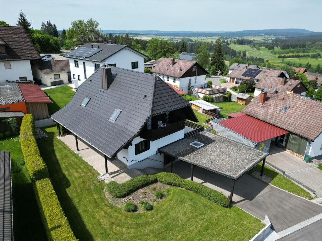 eine Luftansicht eines Dorfes mit Häusern in der Unterkunft Apartment Wichtelmännchen by Interhome in Dittishausen