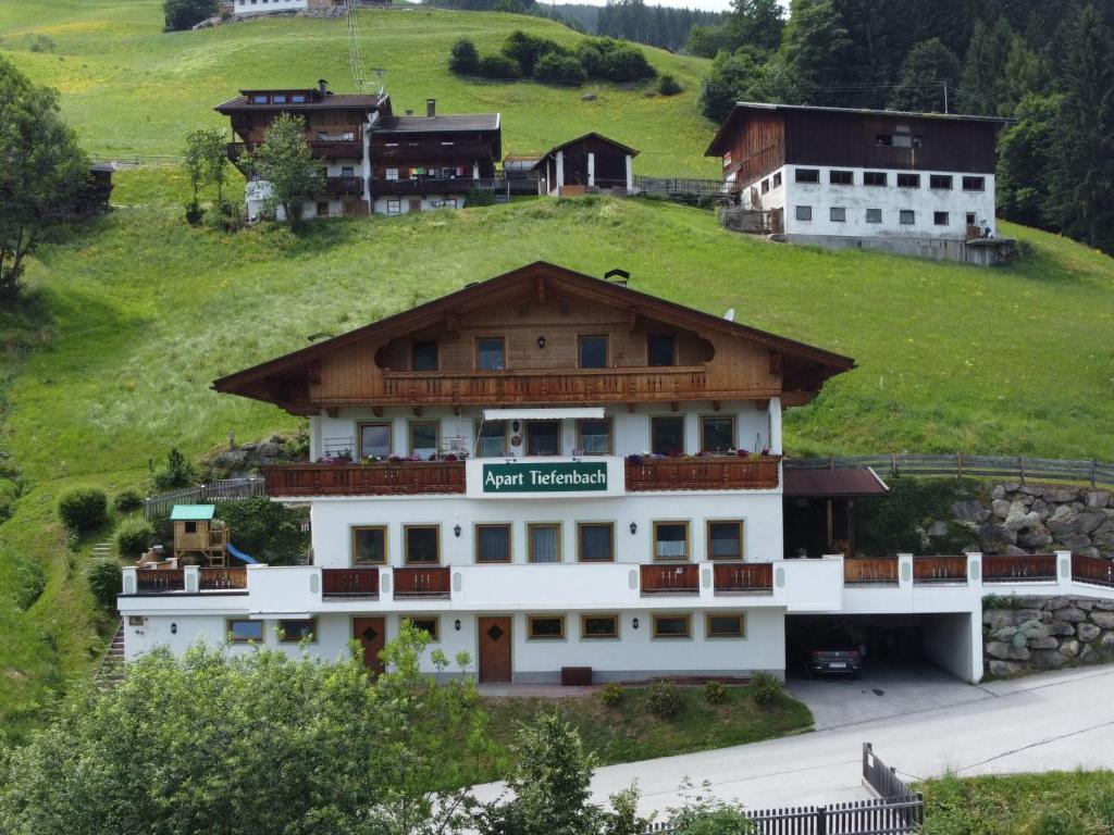 ein Gebäude auf einem Hügel mit Häusern in der Unterkunft Apartment Marina-1 by Interhome in Mühlfeld