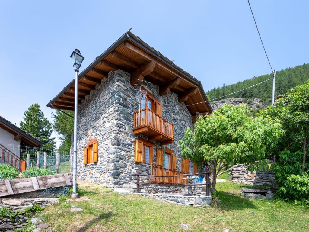 une maison en pierre avec un balcon sur une montagne dans l'établissement Holiday Home Maison Baulin by Interhome, à Baulen