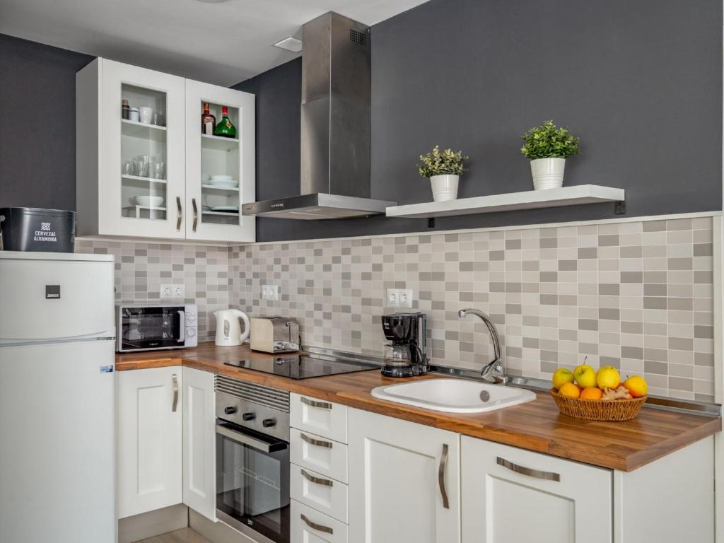 Kuchyň nebo kuchyňský kout v ubytování Apartment Duquesa de España by Interhome