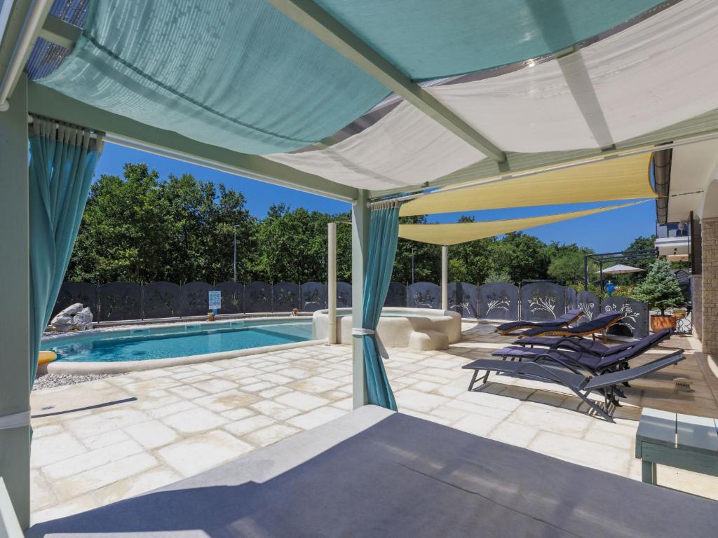 Basen w obiekcie Holiday Home Villa Amaii by Interhome lub w pobliżu