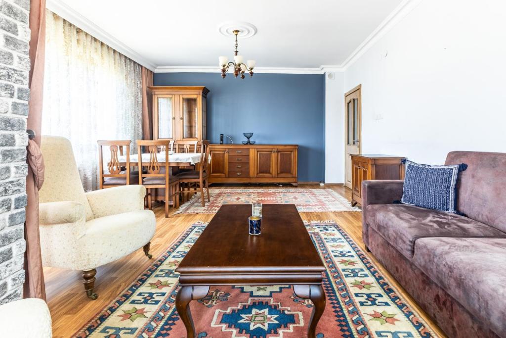 Chic Residence w Balcony 10 min to Hilltown Mall