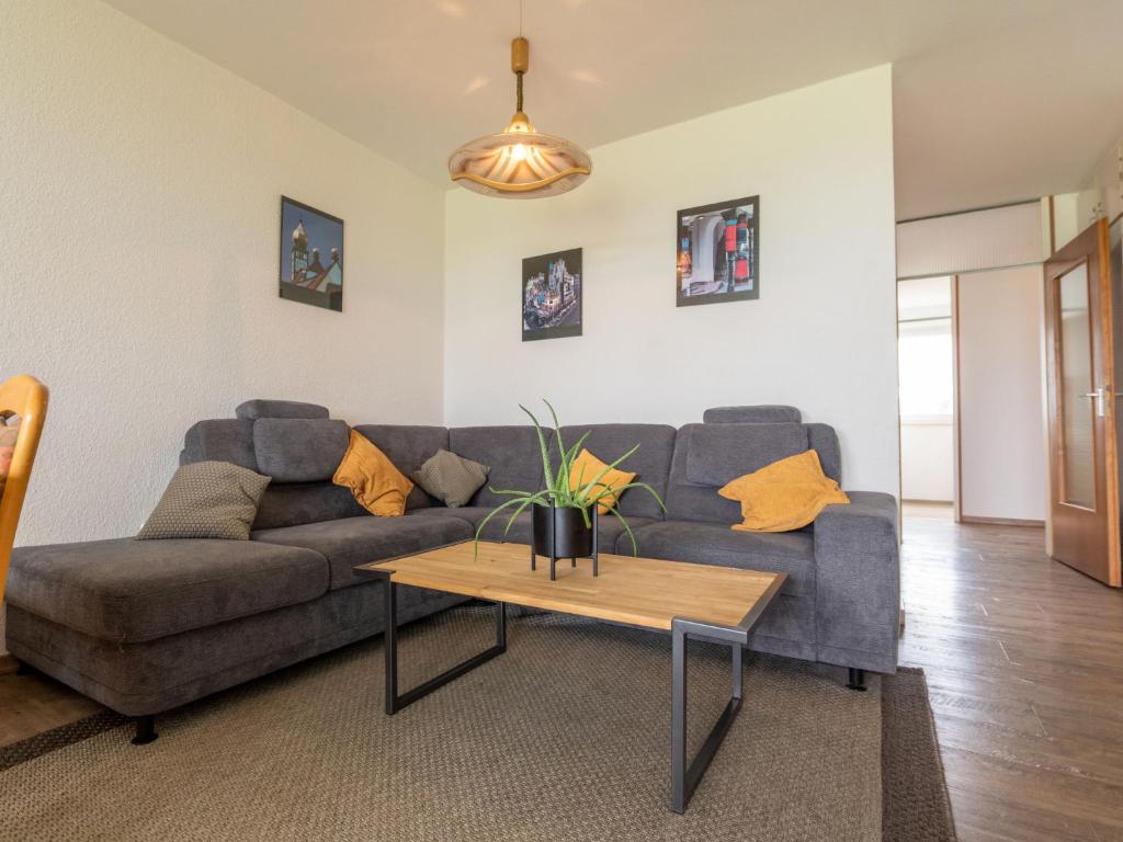 - un salon avec un canapé et une table dans l'établissement Apartment K 40 by Interhome, à Dittishausen