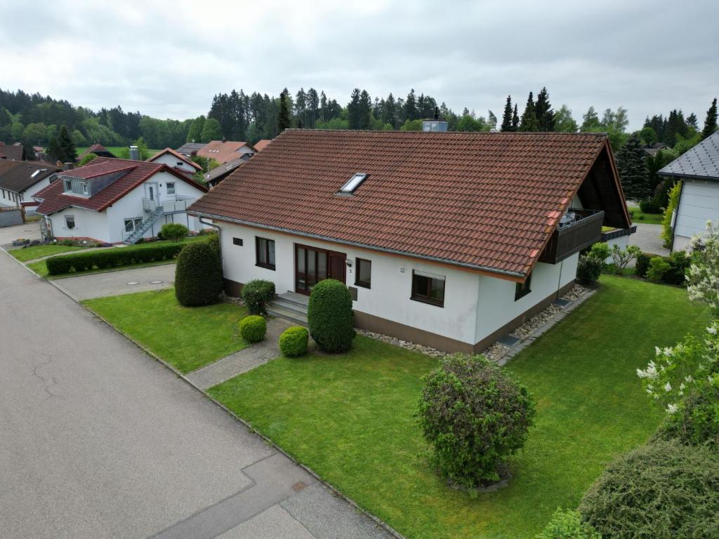 een wit huis met een rood dak bij Holiday Home Quelle by Interhome in Dittishausen