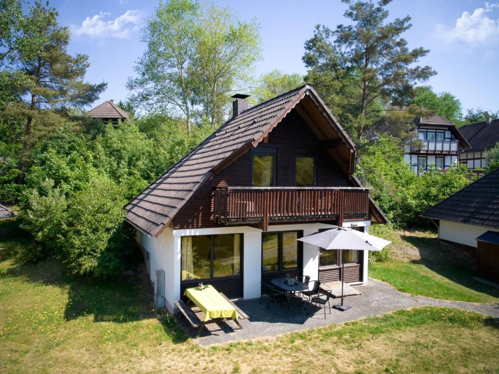 eine Luftansicht eines Hauses mit Dach in der Unterkunft Holiday Home Am Sternberg 74 by Interhome in Frankenau