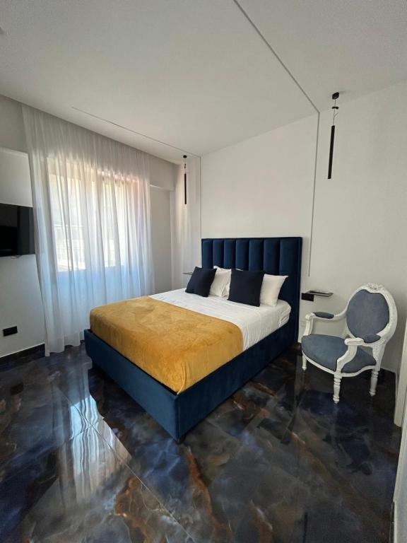 una camera con un grande letto e una sedia di Core e core a Napoli