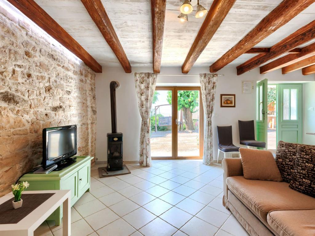 TV a/nebo společenská místnost v ubytování Holiday Home Pinia II by Interhome