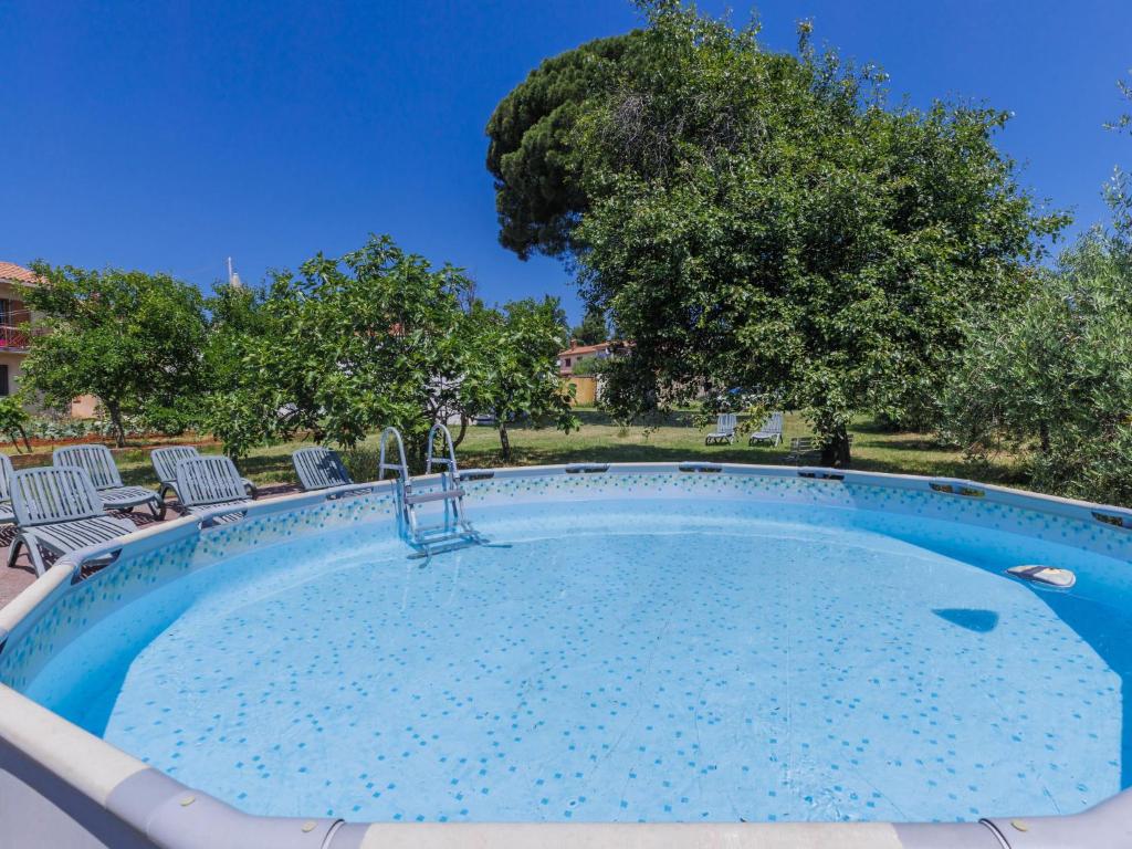 Bazén v ubytování Holiday Home Pinia II by Interhome nebo v jeho okolí