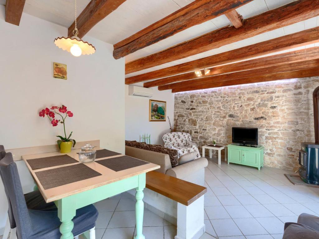 TV a/nebo společenská místnost v ubytování Holiday Home Pinia II by Interhome