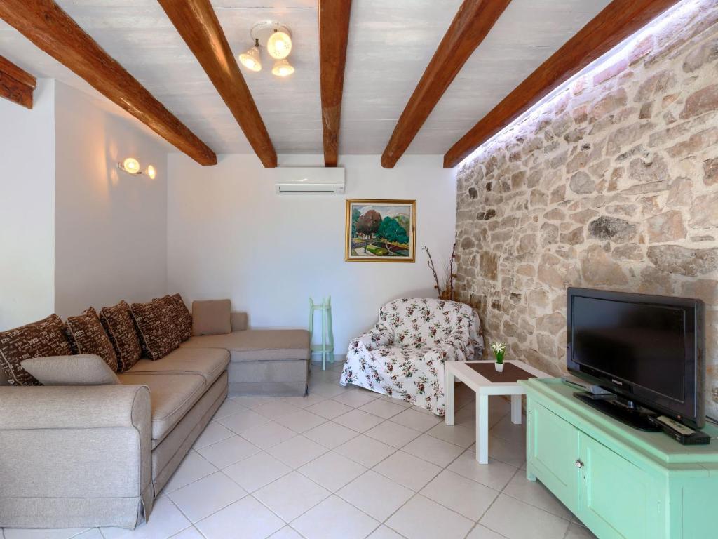 TV a/nebo společenská místnost v ubytování Holiday Home Pinia II by Interhome