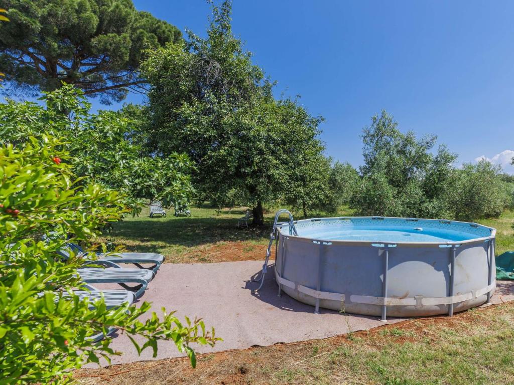 Bazén v ubytování Holiday Home Pinia II by Interhome nebo v jeho okolí