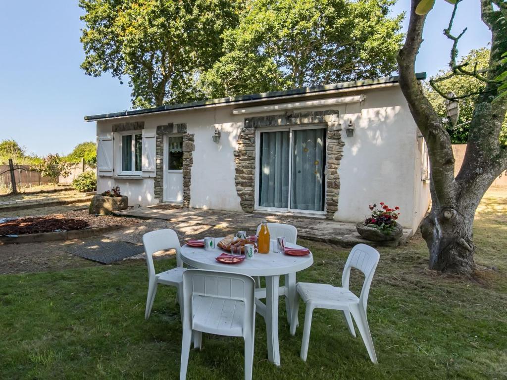 une table et des chaises blanches devant une maison dans l'établissement Holiday Home Ty Park - LOQ207 by Interhome, à Locquirec