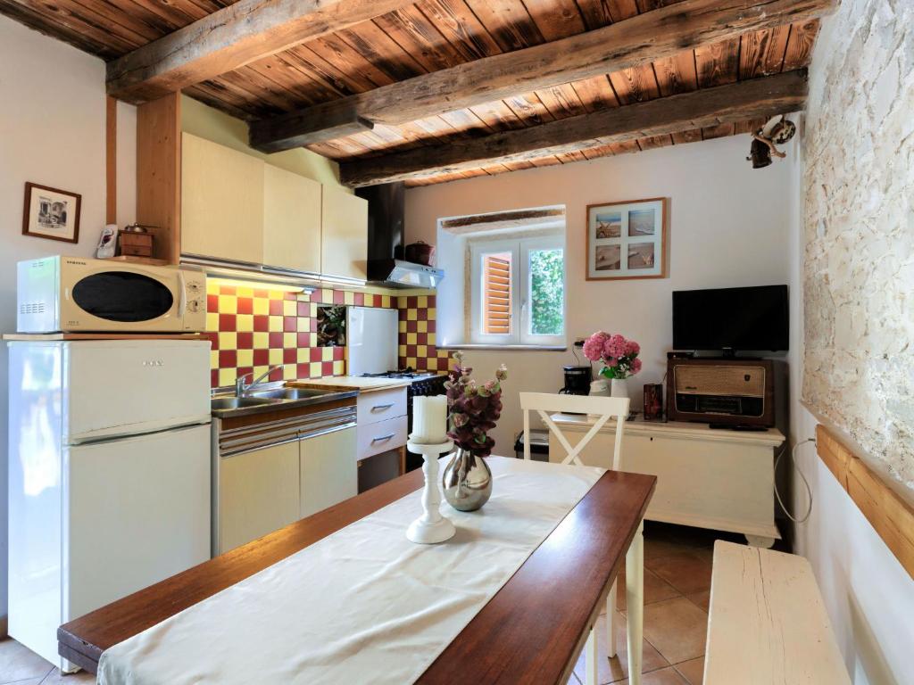 kuchnia ze stołem i blatem w obiekcie Holiday Home Pinia I by Interhome w mieście Kaštelir