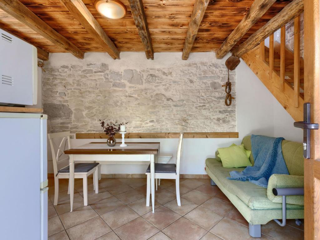 Część wypoczynkowa w obiekcie Holiday Home Pinia I by Interhome