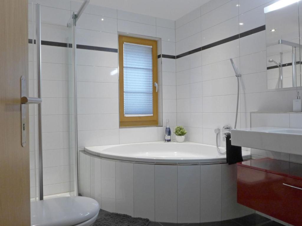 Koupelna v ubytování Apartment Panoramapark Soleil Haus D Apt 3 by Interhome