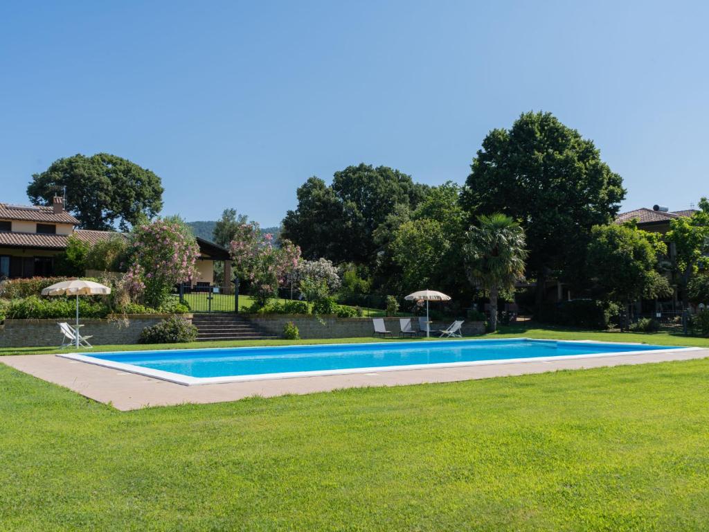 een zwembad in de tuin van een huis bij Holiday Home Rosalba Bacara by Interhome in Bolsena