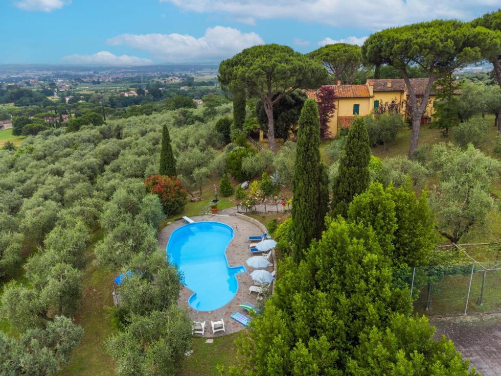 uma vista aérea de um resort com uma piscina e árvores em Holiday Home San Lazzaro by Interhome em Montevettolini