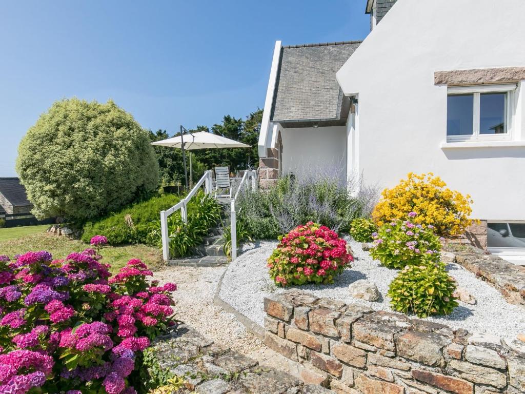 un jardin fleuri devant une maison dans l'établissement Holiday Home Reve de Mer - LOQ215 by Interhome, à Locquirec