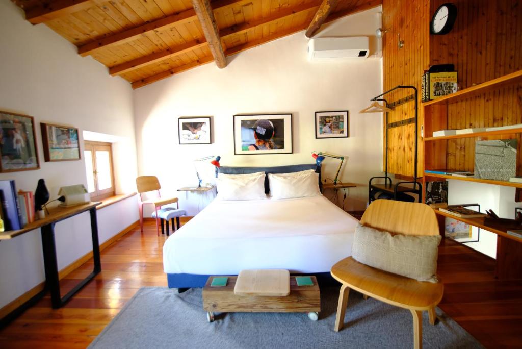 a bedroom with a bed and a desk and a chair at La casa dei ciclisti in Ponti Sul Mincio