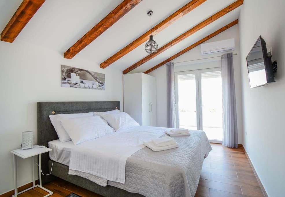 Postel nebo postele na pokoji v ubytování Villa with amazing view and a private pool, Šušnjar 1