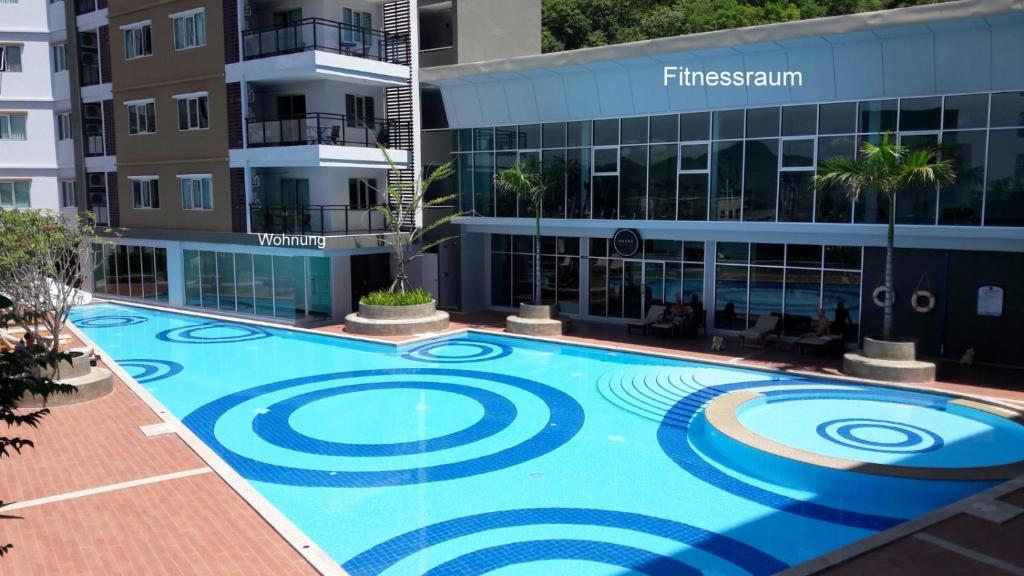 een groot zwembad voor een gebouw bij The Condo 88 Wohnung 42-179 in Hua Hin