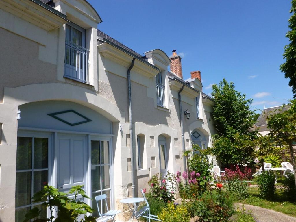 een rij huizen met witte deuren en ramen bij La Varenne in Monthou-sur-Cher