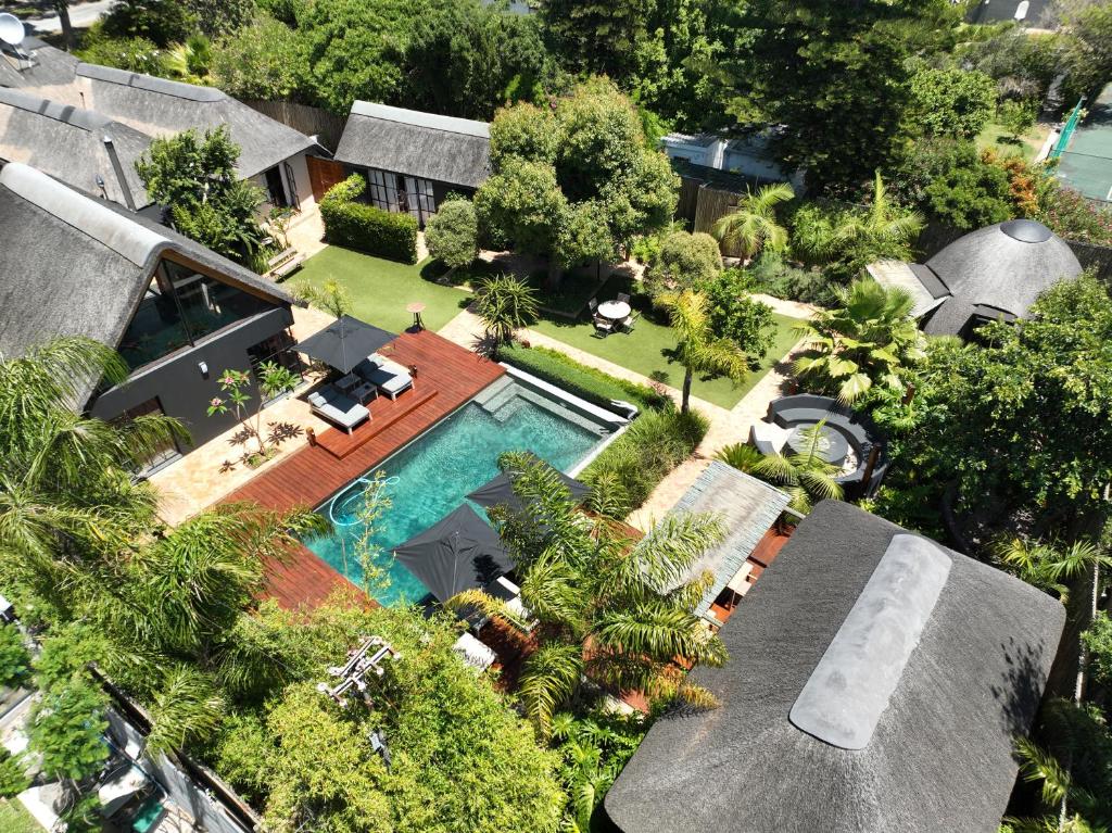 una vista aérea de una casa con piscina en Garden Retreat Guest House, en Ciudad del Cabo