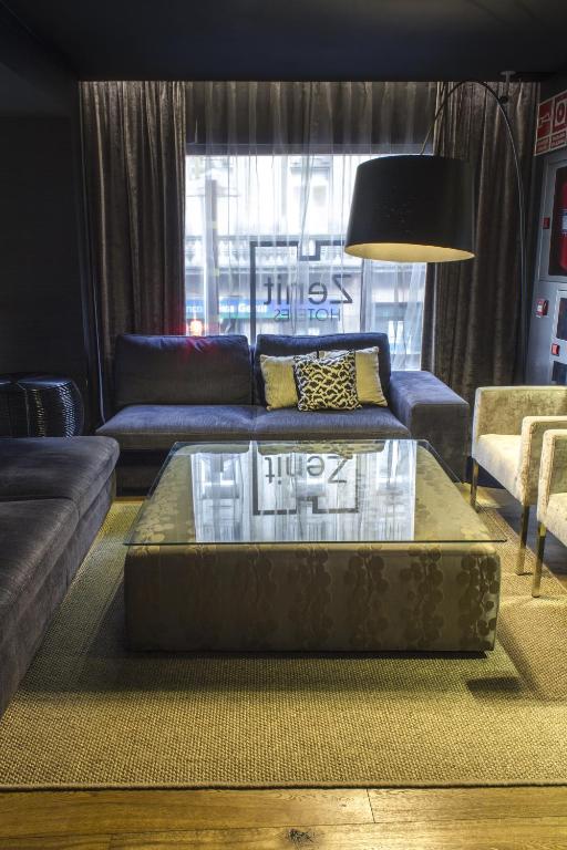 a living room with a couch and a coffee table at Zenit Vigo in Vigo