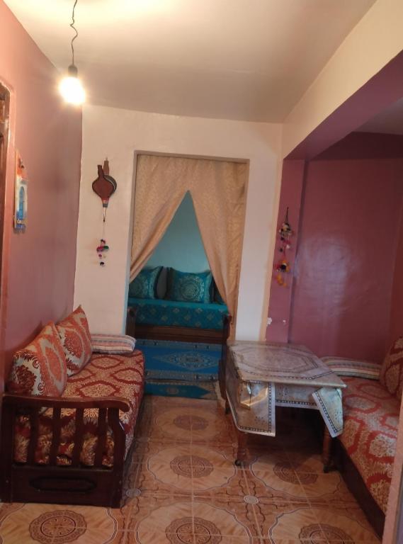 um quarto com uma cama, um sofá e uma mesa em شقة للكراء اليومي في شفشاون em Chefchaouen