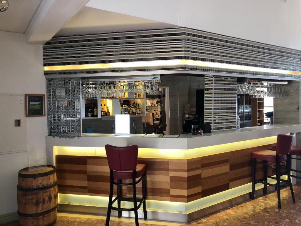 Lounge nebo bar v ubytování Skulesjön Hotell