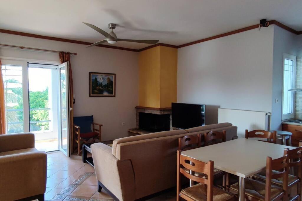 - un salon avec un canapé et une table dans l'établissement Nefeli home, à Niforeika