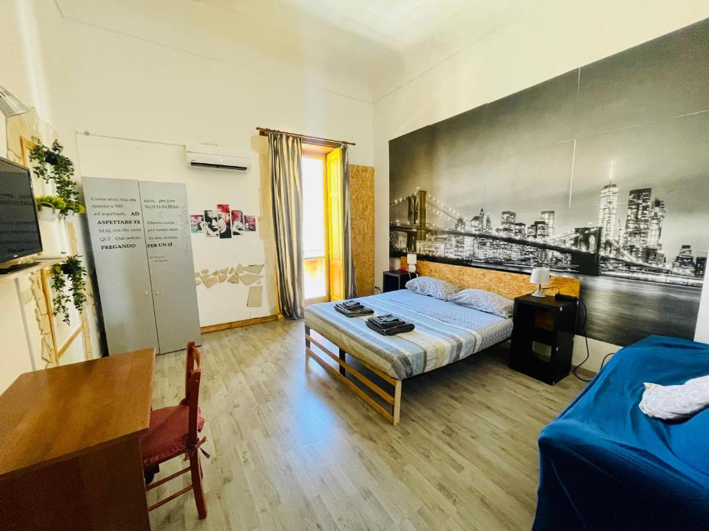 シラクーサにあるCasa Sikaniaのベッドルーム1室(ベッド1台、テーブル付)