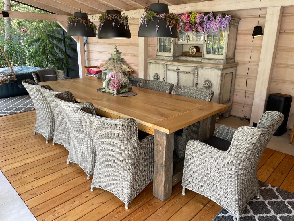 a dining room with a wooden table and chairs at HORTUS apartament z klimatyzacją in Bolesławiec