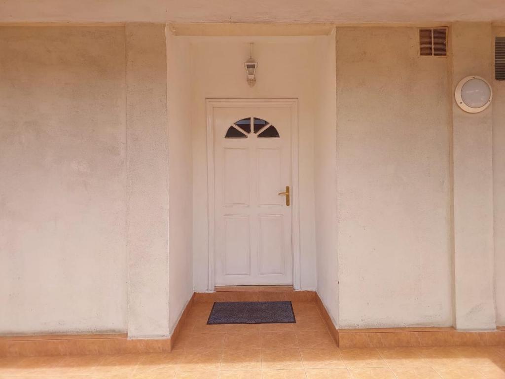 Mare JocquotにあるHibiscusの白いドアと敷物の空き部屋