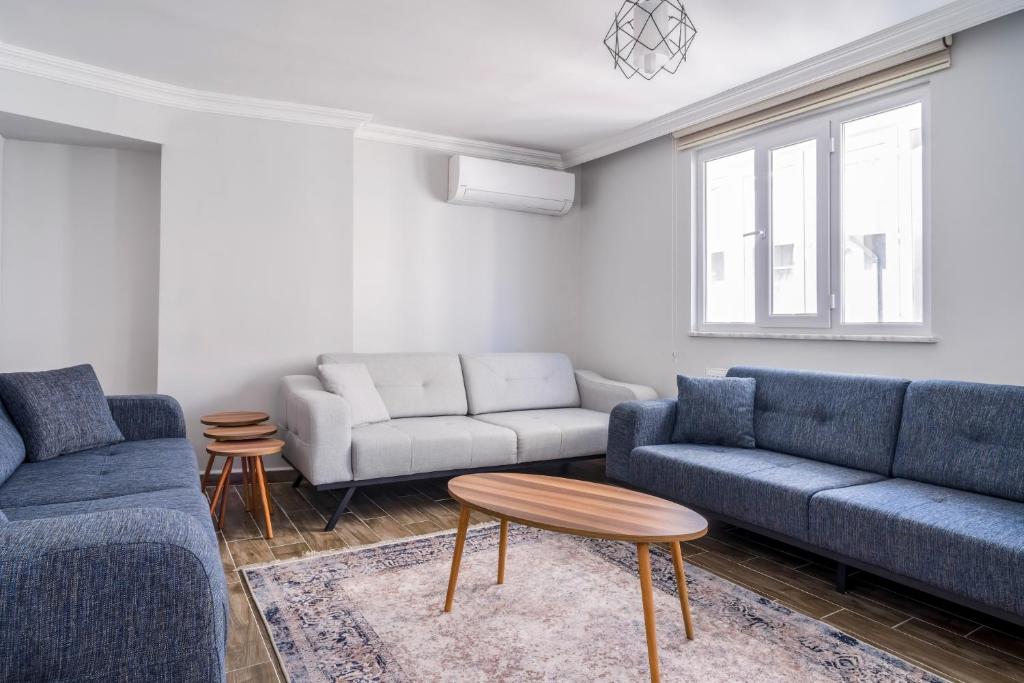 Sala de estar con 2 sofás y mesa en Flat w Balcony 10 min to Uskudar Coast, en Estambul