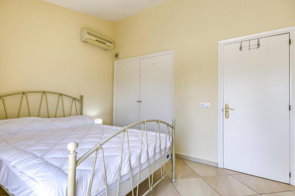 Postel nebo postele na pokoji v ubytování Port Petit 10 Empuriabrava Amarre 3x8 -Immo Barneda