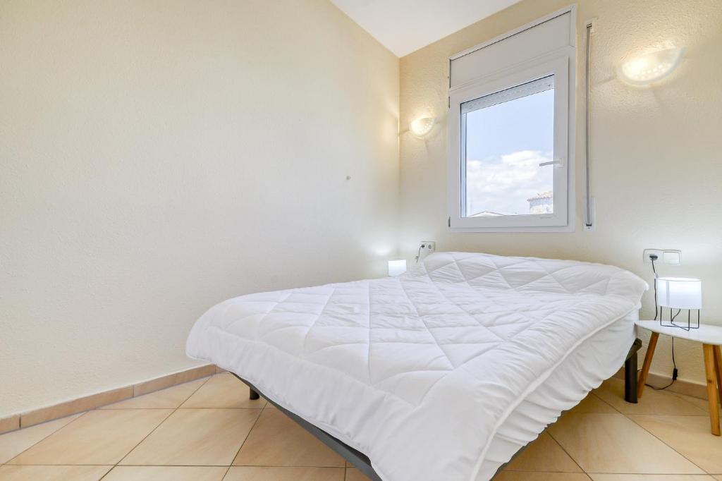 Postel nebo postele na pokoji v ubytování Port Petit 10 Empuriabrava Amarre 3x8 -Immo Barneda