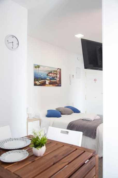 salon ze stołem i łóżkiem w obiekcie Comodo y agradable estudio en Madrid centro A6 w Madrycie