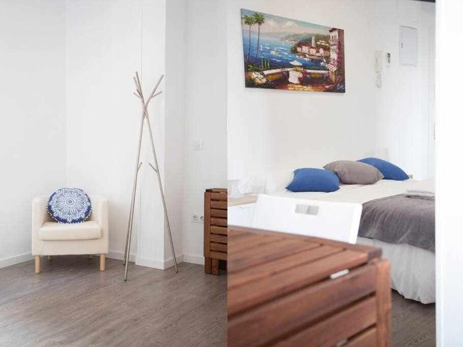 sypialnia z łóżkiem i krzesłem w pokoju w obiekcie Comodo y agradable estudio en Madrid centro A6 w Madrycie
