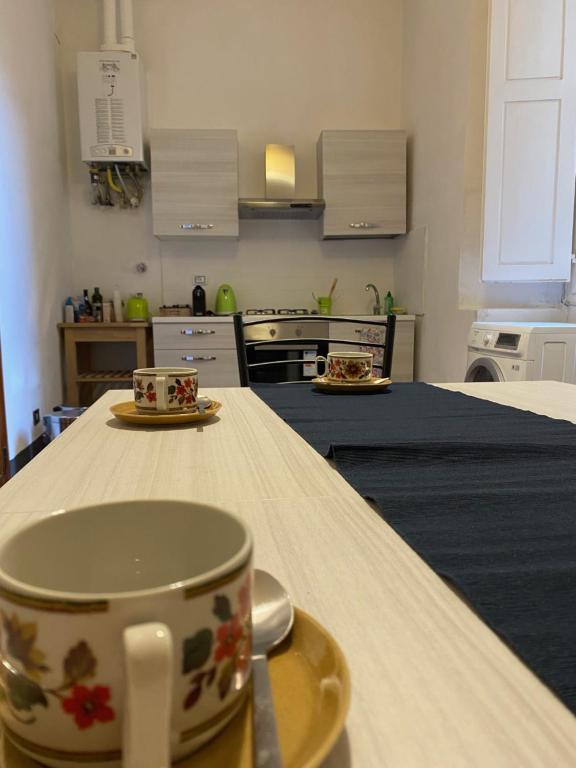une tasse de café assise sur un comptoir dans une cuisine dans l'établissement da I' Gini GuestHouse, à Florence