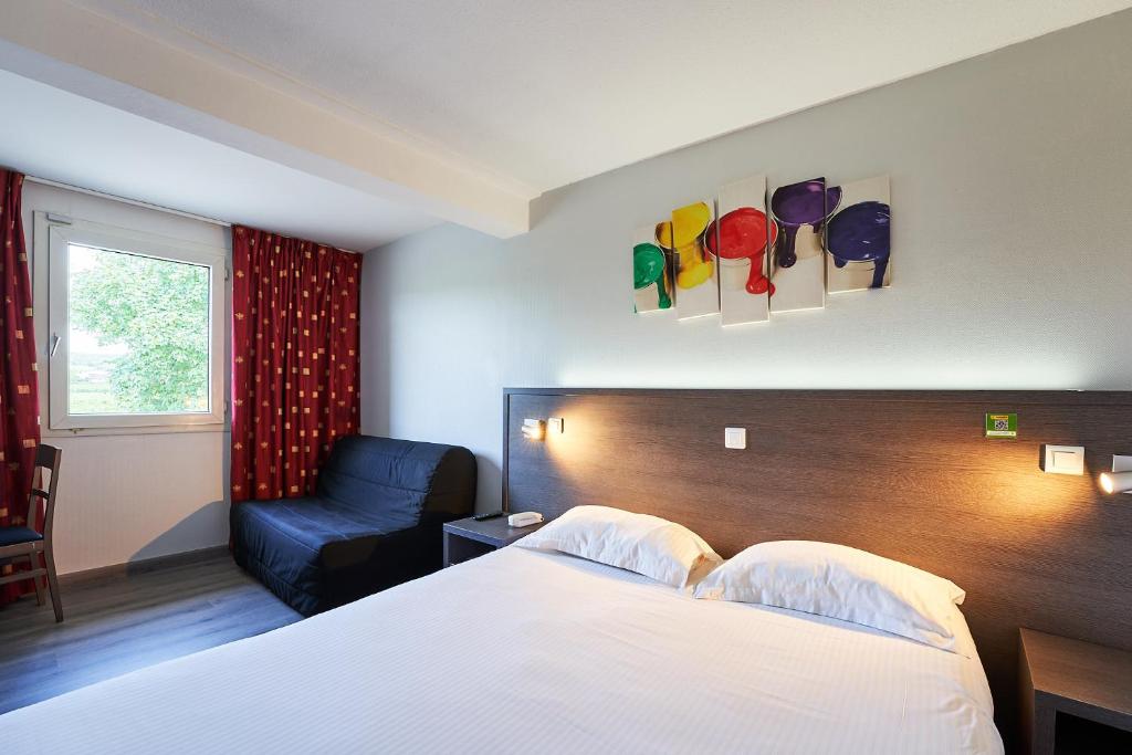 マルサネ・ラ・コートにあるAuthentic by balladins Dijon / Marsannay-la-Côteのベッドと椅子付きのホテルルーム
