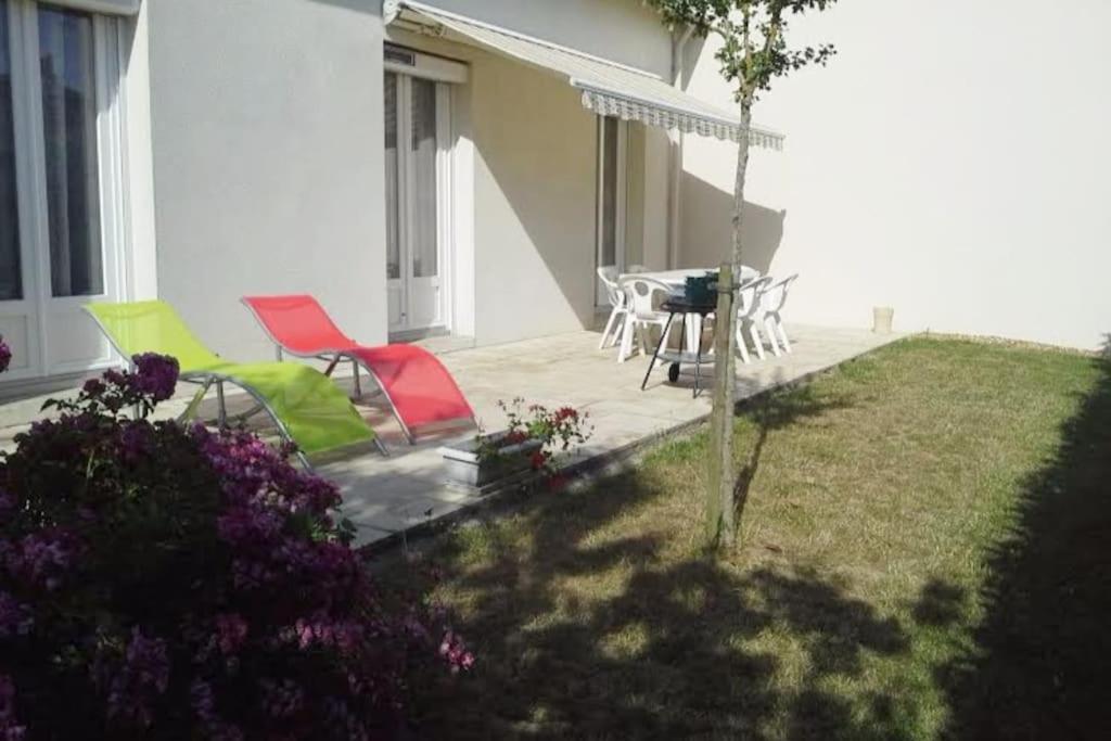 eine Terrasse mit Stühlen und einem Tisch im Hof in der Unterkunft Location Duverger in Vendôme