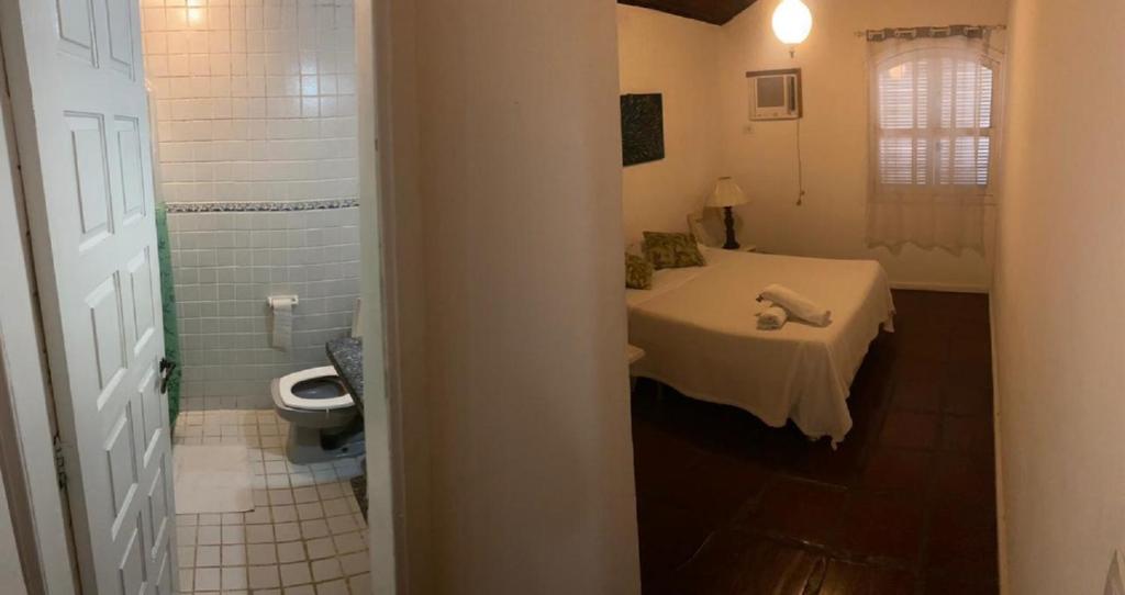 Habitación con baño con cama y aseo. en Casa Exclusiva Centro & Praia, en Búzios