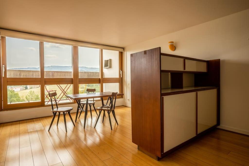 kuchnia ze stołem i krzesłami w pokoju w obiekcie Le Corbusier Expérience w mieście Firminy