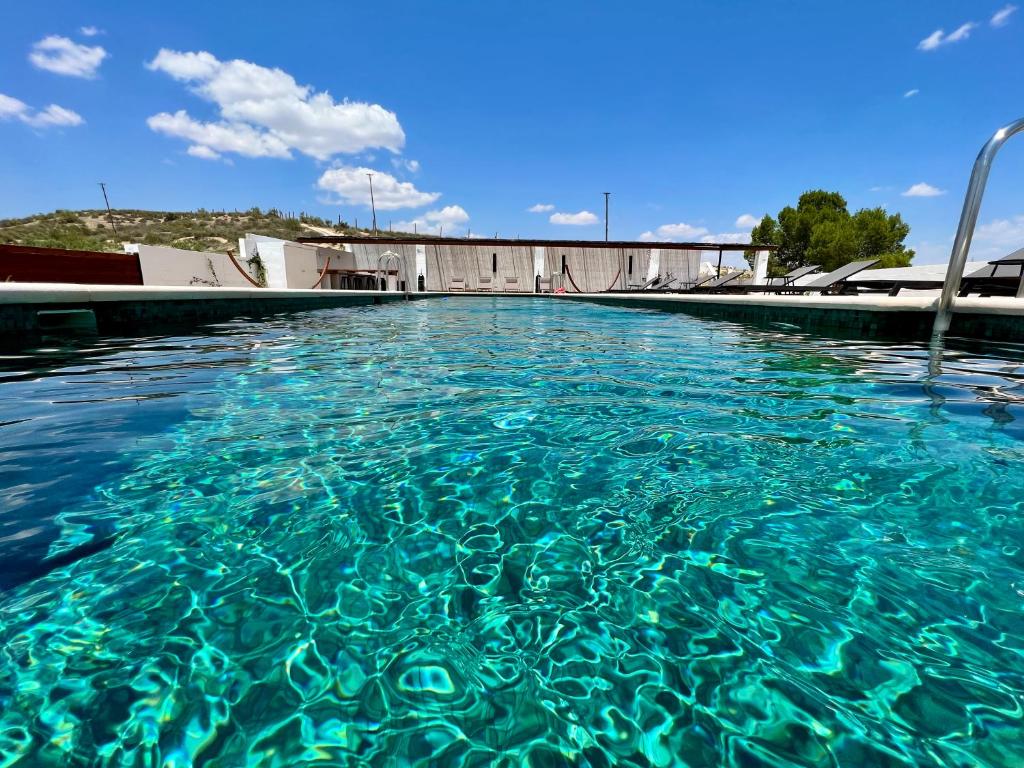 สระว่ายน้ำที่อยู่ใกล้ ๆ หรือใน LAS DUNAS Cave House Holidays
