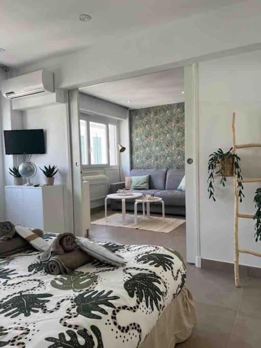 une personne allongée sur un lit dans une chambre dans l'établissement Superbe 2 pièces, tout équipé centre de Cannes., à Cannes