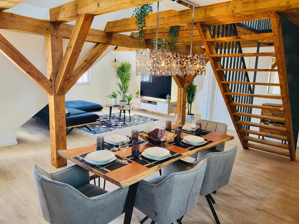 a dining room with a table and chairs at SiOUX stilvoll eingerichtete Apartments im Stadtkern I NETFLIX I NESPRESSO I in Kaufbeuren