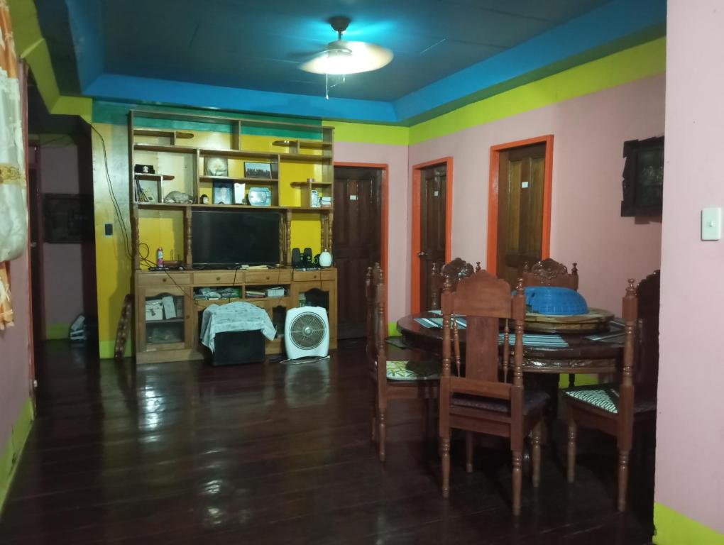 een eetkamer met kleurrijke muren en een tafel en stoelen bij Camp Jenil Serenity Homestay in Malabuñgan